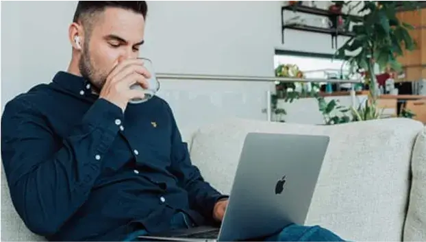 コーヒーを飲む男性